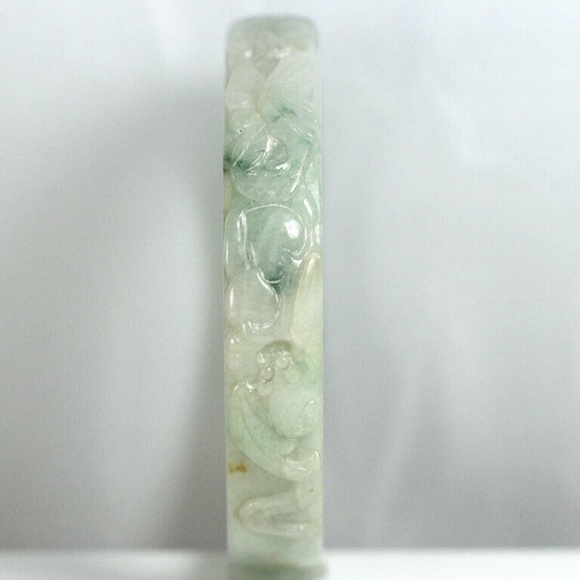 VINTAGE JADE GREEN WHITE GREY CARVED BAT FRUIT 12MM FLAT BANGLE BRACELET - Picture 4 of 9